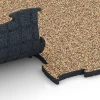 Le gros plan sur le système de connexion des revêtements de sol WARCO 6853 - Fitness Active dalle en couleur Terracotta. Les dimensions 97,1 x 97,1 x 2,8 cm.