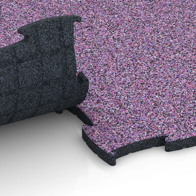 Le gros plan sur le système de connexion des revêtements de sol WARCO 6855 - Fitness Active dalle en couleur Lavande. Les dimensions 97,1 x 97,1 x 2,8 cm.