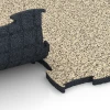 Le gros plan sur le système de connexion des revêtements de sol WARCO 6856 - Fitness Active dalle en couleur Travertin. Les dimensions 97,1 x 97,1 x 2,8 cm.