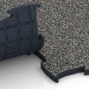 Großaufnahme vom Verbindungssystem von WARCO-Boden 6886 - Fitness Max Floor System im Farbdesign Dunkelgrauer Granit. Abmessungen 97,1 x 97,1 x 2,8 cm.