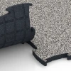 Le gros plan sur le système de connexion des revêtements de sol WARCO 6887 - Dalle Fitness Max en couleur Granit gris. Les dimensions 97,1 x 97,1 x 2,8 cm.