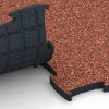 Le gros plan sur le système de connexion des revêtements de sol WARCO 6890 - Dalle Fitness Max en couleur Etna. Les dimensions 97,1 x 97,1 x 2,8 cm.