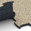 Le gros plan sur le système de connexion des revêtements de sol WARCO 6892 - Dalle Fitness Max en couleur Travertin. Les dimensions 97,1 x 97,1 x 2,8 cm.