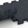 Le gros plan sur le système de connexion des revêtements de sol WARCO 6958 - Fitness Premium sol sportif en couleur Anthracite. Les dimensions 28,9 x 28,9 x 1,8 cm.
