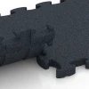 Le gros plan sur le système de connexion des revêtements de sol WARCO 6964 - Fitness Premium sol technique en couleur Anthracite. Les dimensions 28,9 x 28,9 x 1,8 cm.