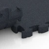 Le gros plan sur le système de connexion des revêtements de sol WARCO 6965 - Fitness Premium sol technique en couleur Anthracite. Les dimensions 28,9 x 28,9 x 2,8 cm.