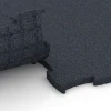 Großaufnahme vom Verbindungssystem von WARCO-Boden 6963 - Fitness Premium Boden im Farbdesign Anthrazit. Abmessungen 99 x 99 x 2,8 cm.