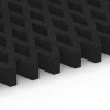 Le gros plan sur le système de connexion des revêtements de sol WARCO 7012 - Dalle gazon antichute en couleur Anthracite. Les dimensions 100 × 100 × 8 cm.