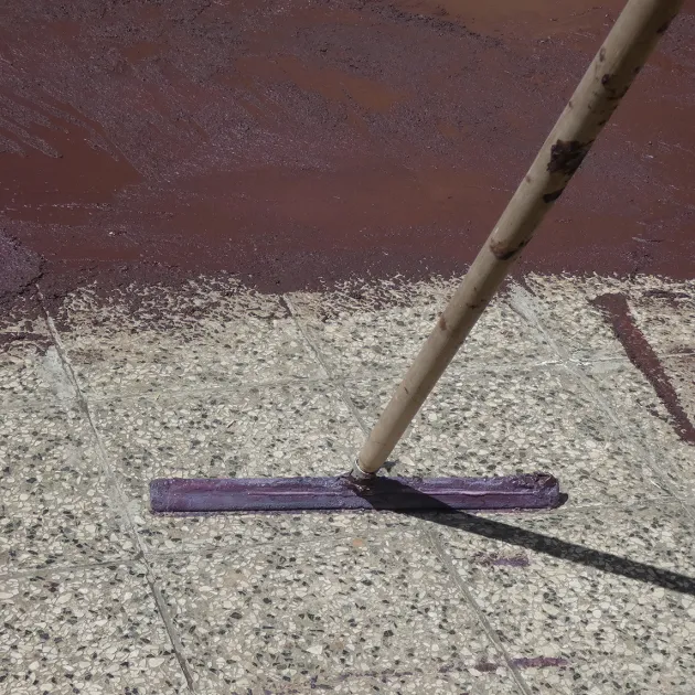 La vue du dessous ou de la face inférieure, c’est-à-dire la face inférieure de la pièce moulée WARCO 0009 - ALLESDICHT – Le revêtement en caoutchouc prêt à l’emploi au format 11 kg.