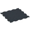La vue du dessous ou de la face inférieure, c’est-à-dire la face inférieure de la pièce moulée WARCO 6906 - Sol agility intérieur chien au format 97,1 x 97,1 × 1,8 cm.
