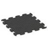 La vue du dessous ou de la face inférieure, c’est-à-dire la face inférieure de la pièce moulée WARCO 6853 - Fitness Active dalle au format 98 x 98 x 2,8 cm.