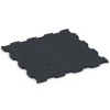 La vue du dessous ou de la face inférieure, c’est-à-dire la face inférieure de la pièce moulée WARCO 6855 - Fitness Active dalle au format 97,1 x 97,1 x 2,8 cm.