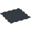 La vue du dessous ou de la face inférieure, c’est-à-dire la face inférieure de la pièce moulée WARCO 6887 - Dalle Fitness Max au format 97,1 x 97,1 x 2,8 cm.