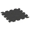 La vue du dessous ou de la face inférieure, c’est-à-dire la face inférieure de la pièce moulée WARCO 6890 - Dalle Fitness Max au format 98 x 98 x 2,8 cm.