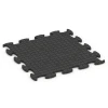 La vue du dessous ou de la face inférieure, c’est-à-dire la face inférieure de la pièce moulée WARCO 6894 - Dalle Fitness Max au format 98 x 98 x 2,8 cm.