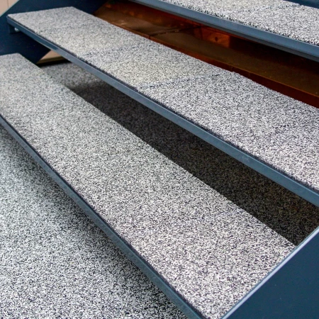 Les escaliers extérieurs sont sûrs et résistants aux intempéries grâce au revêtement antichoc d'escalier WARCO.