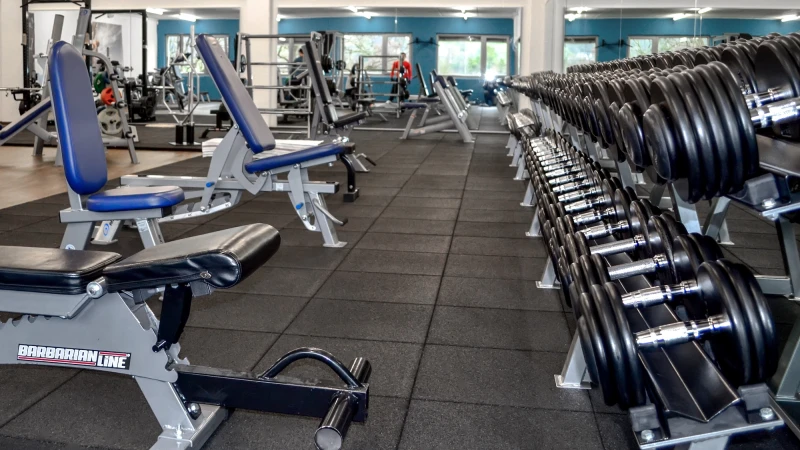 Sportboden aus Gummigranulat, geräuschearm und ideal für Fitnessräume und Kraftstationen.