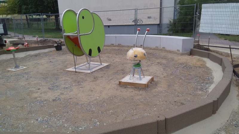 L'aire de jeux, dont la fondation n'est pas liée, est en cours de construction et a déjà été délimitée avec des bordures en chaînon WARCO de couleur grise.