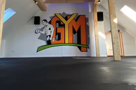 La salle de sport située dans le grenier est équipée de tapis sportifs de protection WARCO de couleur Anthracite.